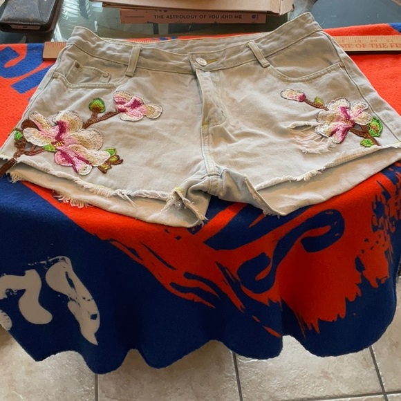 ETWO Jean Shorts with Pink Embroidered Flowers Size L, Preowned - Picture 11 of 13